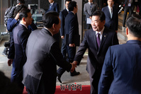 [포토] 김진표 국회의장과 악수 나누는 윤석열 대통령