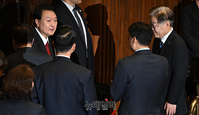 [포토] 야당 의원들과 인사 나누는 윤석열 대통령