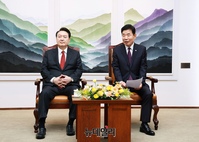 [포토] 사전환담 나누는 윤석열 대통령
