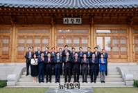 [포토] 상임위원장단 및 여야 원내대표와 기념촬영 하는 윤석열 대통령