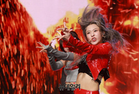 [포토] 미니앨범으로 컴백한 로아, 불꽃 같은 열정적 무대