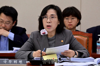 [포토] 여성가족위원회 국정감사서 답변하는 김현숙 장관