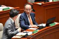 [포토] 대화 나누는 추경호 부총리와 김완섭 제2차관