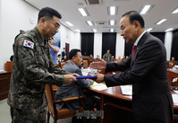 [포토] 선서문 전달하는 장세준 국방정보본부장