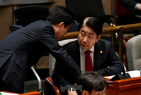 [포토] 예결위 출석한 이동관 방송통신위원회 위원장