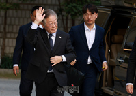 [포토] 지지자에 손인사하며 법원 출석하는 이재명 대표 