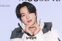 [포토] 더보이즈 현재, 여심녹이는 하트 