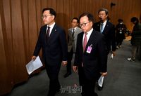 [포토] 소통관 떠나는 경제6단체 임원들