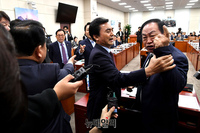 [포토] 민주당 의원들과 언쟁하는 한기호 국회 국방위원장