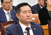 [포토] 눈감은 신원식 국방부 장관