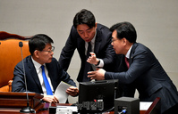 [포토] 대화 나누는 서삼석·송언석·강훈식