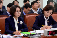 [포토] 질의 듣고있는 이영 중소벤처기업부 장관