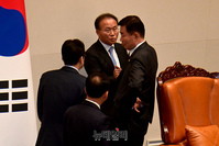 [포토] 대화 나누는 국회의장과 여야 원내대표