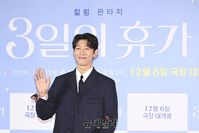 [포토] 강기영, 친근한 미소와 손인사