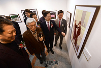 [포토] '박정희 다시보기 정' 사진전 둘러보는 김기현 대표