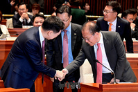 [포토] 악수하는 김기현 국민의힘 대표와 윤재옥 원내대표