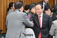 [포토] 의원들과 인사 나누는 윤재옥 국민의힘 원내대표