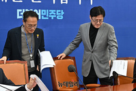 [포토] 회의참석 하는 홍익표 민주당 원내대표