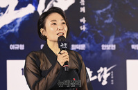 [포토] '노량: 죽음의 바다' 배우 소개하는 박경림