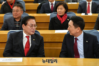 [포토] 대화 나누는 김기현 대표와 정우택 부의장