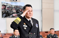 [포토] 거수경례 하는 김명수 합동참모본부 의장 후보자