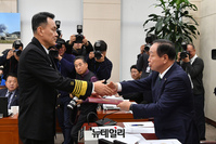 [포토] 선서문 전달하는 김명수 합동참모본부 의장 후보자