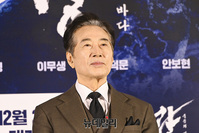 [포토] '노량: 죽음의 바다' 백윤식 '극장에서 만나요'