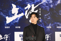 [포토] '노량: 죽음의 바다' 이무생, 훈훈한 미모