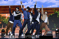 [포토] 타이틀곡 '온 앤 온' 선보이는 엠퍼샌드원 