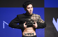 [포토] 엔티엑스 윤혁, 선명한 복근