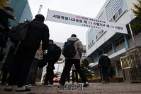 [포토] 2024학년도 수능, 고사장 향하는 수험생들