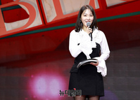 [포토] 엔하이픈 컴백 알리는 신아영 아나운서