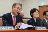 [포토] 답변하는 이정식 고용노동부 장관