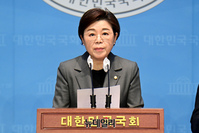 [포토] 포항 지진 피해 구제 기자회견 갖는 김정재 의원