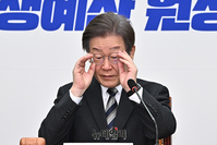 [포토] 안경 고쳐쓰는 이재명 민주당 대표