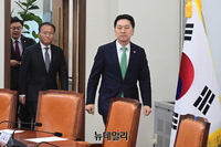 [포토] 최고위 참석하는 김기현 국민의힘 대표