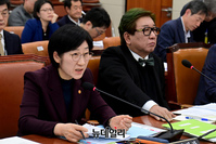 [포토] 기후위기특별위원회서 답변하는 한화진 장관