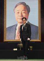 [포토] 김영삼 서거 8주기 추모식, 헌화하는 홍익표 원내대표