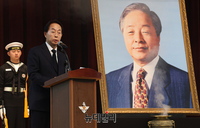 [포토] 유가족 인사하는 김현철 이사장