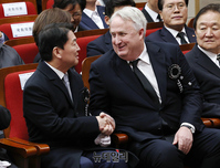 [포토] 김영삼 서거 8주기 추모식서 만난 인요한-안철수