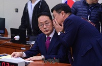 [포토] 대화 나누는 김도읍 법제사법위원장과 정점식 간사