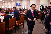 [포토] 산회 후 자리 떠나는 김도읍 법제사법위원장