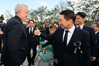 [포토] 김기현 국민의힘 대표, 인요한 위원장에 엄지척