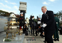 [포토] 김영삼 대통령 묘역 찾은 인요한 혁신위원장