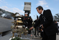 [포토] 김영삼 대통령 묘역 참배하는 김무성