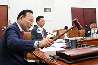 [포토] 회의 주재하는 박덕흠 국회 정보위원회 위원장