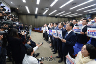 [포토] 노조법·방송3법 공포 촉구 피켓든 민주당