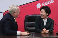 [포토] 대화 나누는 인요한 혁신위원장과 양향자 한국의희망 대표