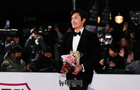 [포토] 제44회 청룡영화상 레드카펫, 꽃다발 선물받은 이병헌