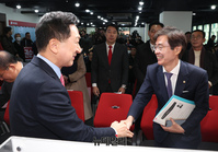 [포토] 인사 나누는 김기현 대표와 조경태 뉴시티프로젝트 특위 위원장